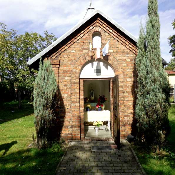 Kapliczka domkowa w znajdujca si w dzielnicy Katowic-Piotrowicach, przy ulicy Grottgera